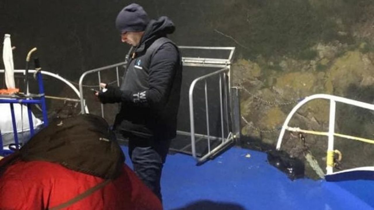 Affet isimli yolcu motoru Kaşık Adası'nda karaya oturdu