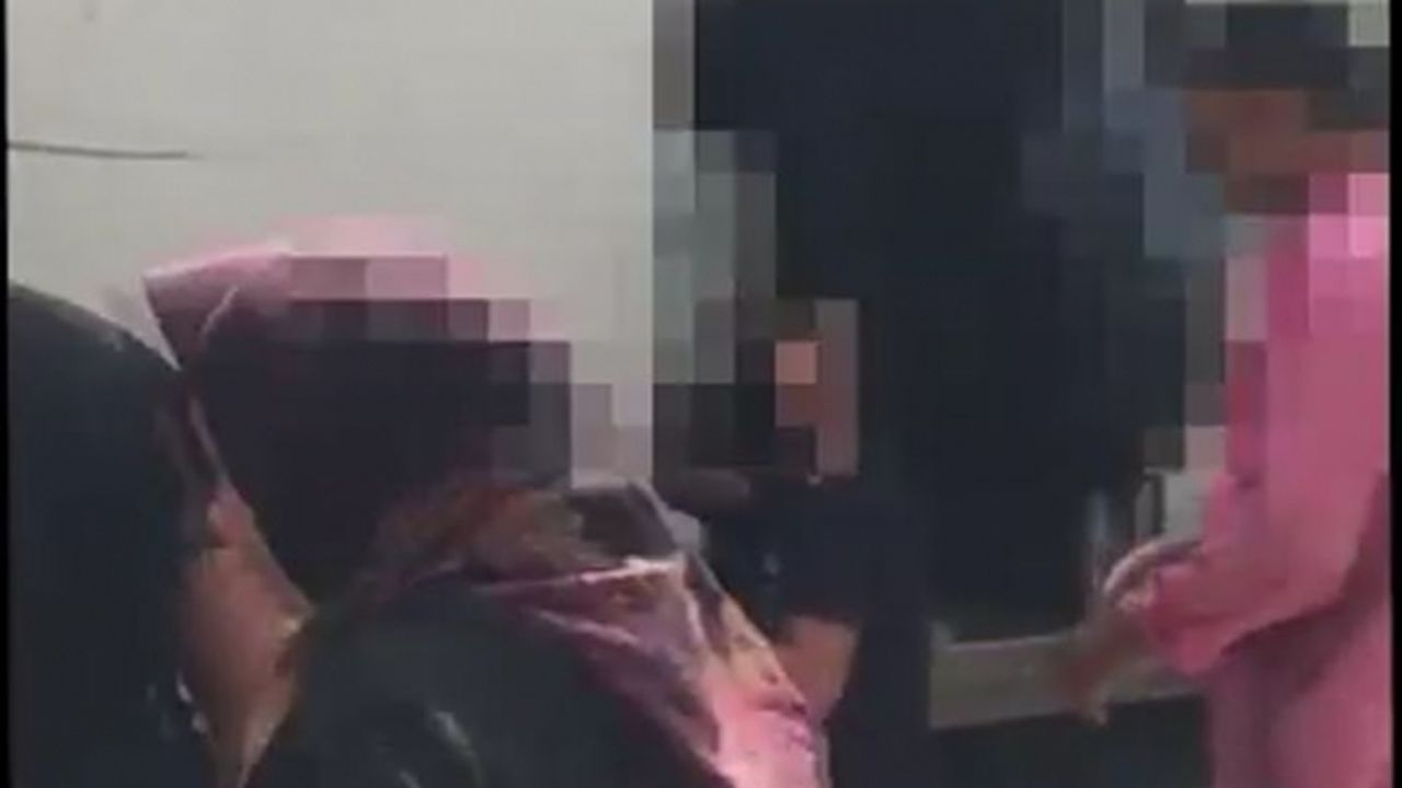 Zeytinburnu'nda kamyonetten 35 göçmen çıktı
