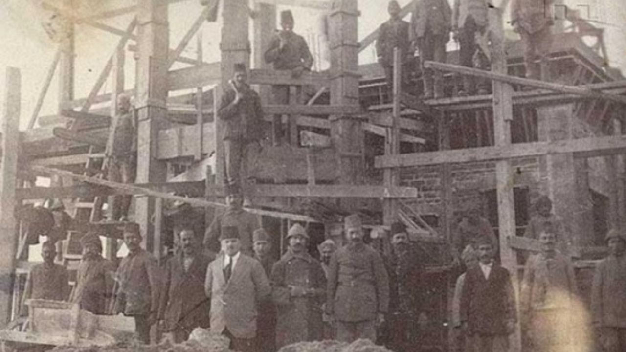 Tapu Dairesi ( Defter-İ Hakani Nezareti ) Bahçesinde bir Sırlı Mezar