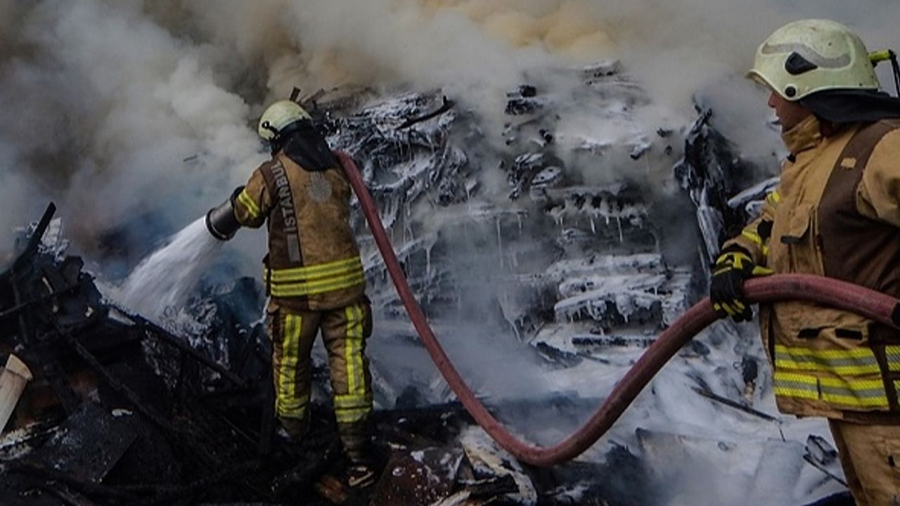 Çekmeköy'de hurdalık yangını