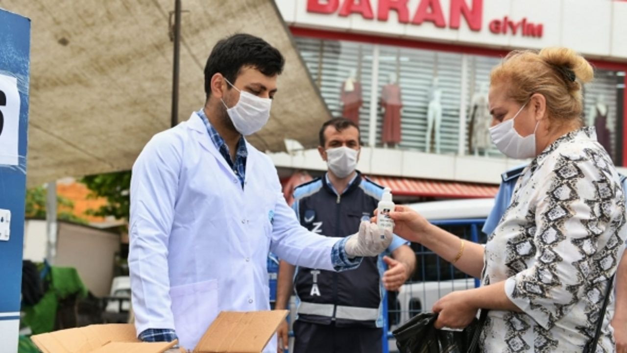 Esenyurt Belediyesi pazarlarda el dezenfektanı dağıttı