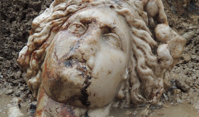 "Afrodit" ile şarap tanrısı "Dionysos" heykellerinin baş kısmı gün yüzüne çıkarıldı.